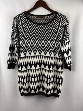 Women’s Fever Small Black & White Abstract Pattern Sweater